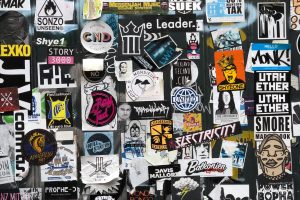 Wand mit unglaublich vielen Stickern übereinander und nebeneinander